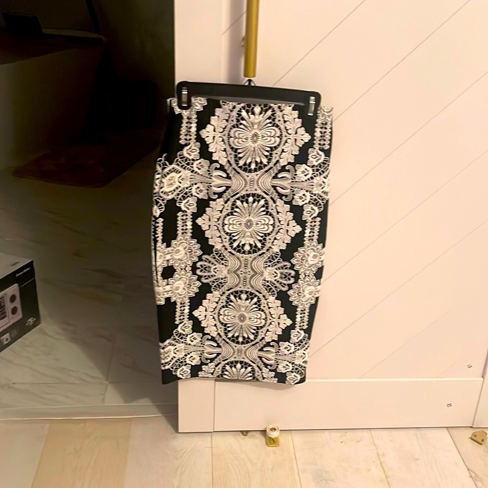 River Island black/white midi skirt pull on size Medium